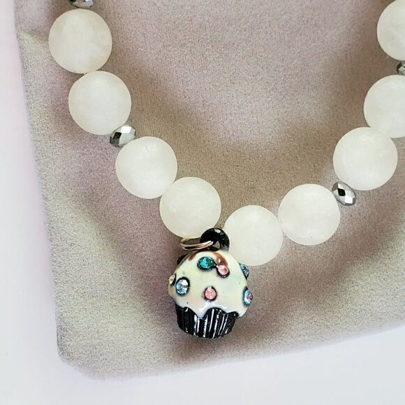 Natural White Quartz Stone Beaded Stretch Gemstone Bracelet w/Cupcake Charm NEW - Picture 13 of 14